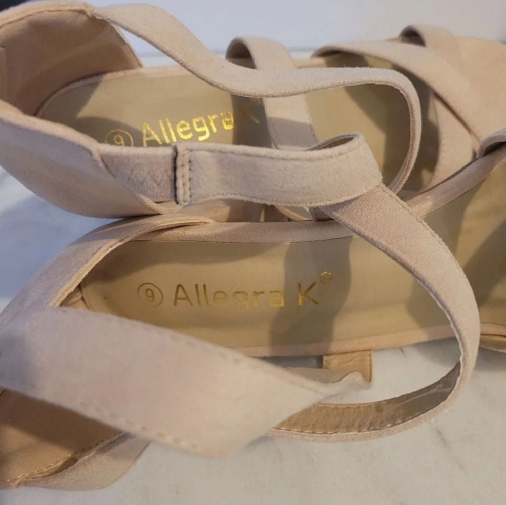 Elegant Cream Strappy Sandals - Picture 3 of 4